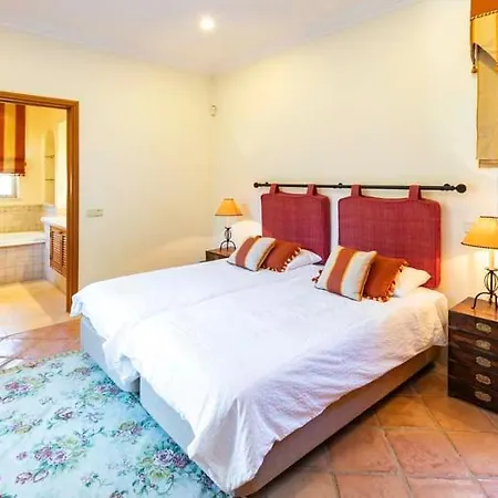 Sleeps 10 Pool Air Con Wifi