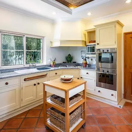Sleeps 10 Pool Air Con Wifi
